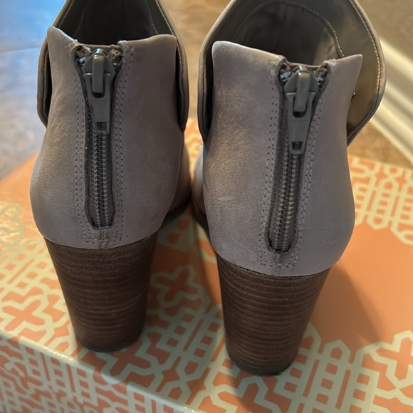 Women’s ankle boots in size 8 1/2. - Picture 4 of 9